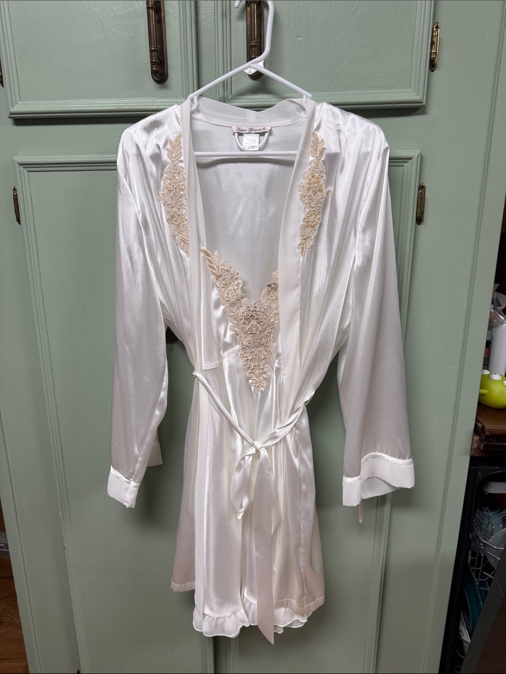 NEVER WORN Linea Donatella Ivory Satin Robe with Cream Lace Trim